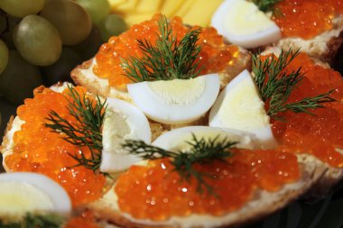 Kırmızı havyar ile sandviç