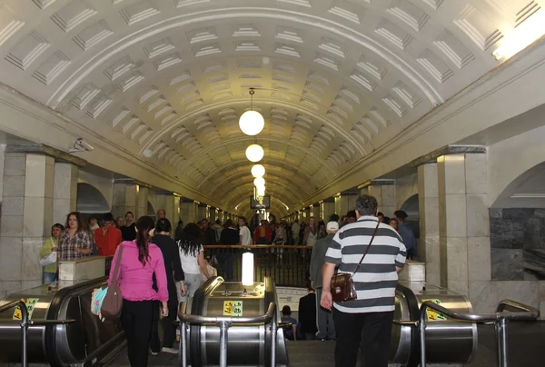 Eingang der Fahrgäste in die U-Bahn mit der Rolltreppe und gebogenen Bögen — Stockfoto