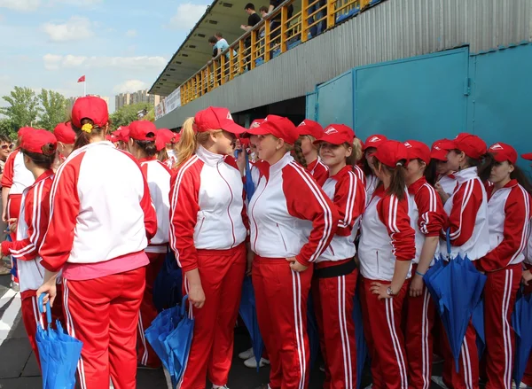 Sportswomen in the form of red color with a white jacket and in a baseball cap — Stock Photo, Image