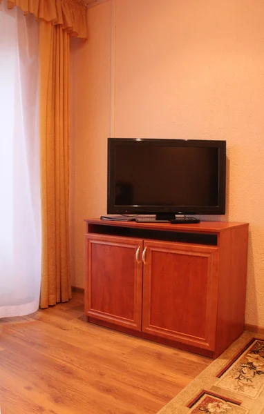 başucundaki pembe odada tv ile