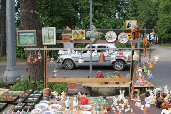Lavička s dárky na ulici města — Stock fotografie
