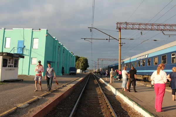 Bahnhof von blauer Farbe, Zug und Schienen — Stockfoto