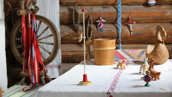 Der Spielzeugspecht steht in russischer Tradition — Stockfoto