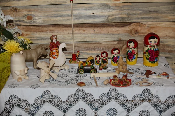 Russian toy wooden woodpecker and other ancient toys — Zdjęcie stockowe