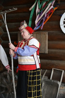 eski bir komisyon ile Rus ulusal elbiseli kadına