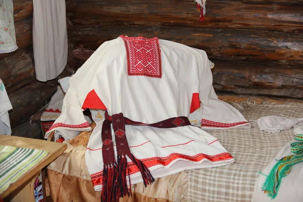 A camisa do homem bordado um kosovorotka vermelho no branco — Fotografia de Stock