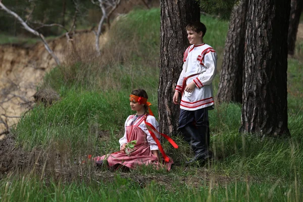 Dzieci w krajowych sukienki na skraju lasu — Zdjęcie stockowe