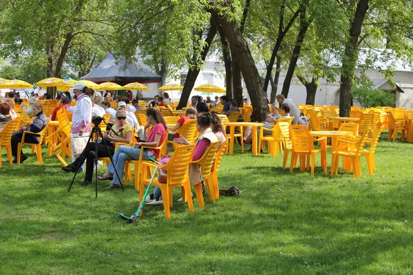 YELLOW SPECTATOR CHAIRS ON THE GLADE — Stock Photo, Image