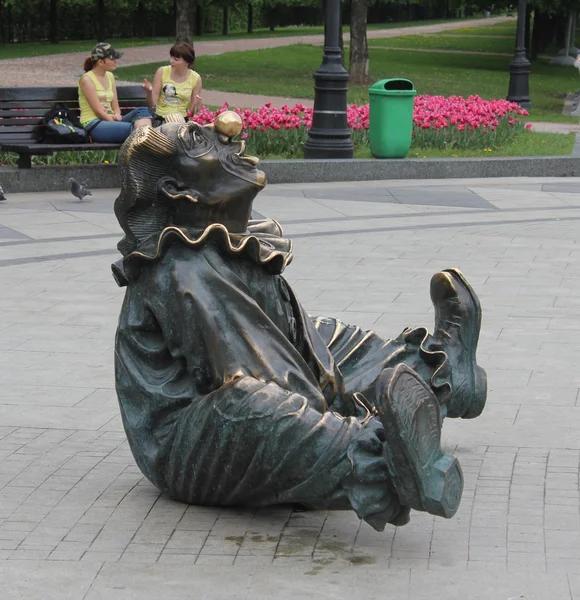 Sculpture of the clown sitting on asphalt — Stock Photo, Image