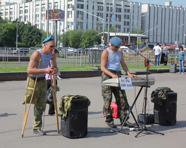 Två soldater tjäna på livet genom utförande av låtar — Stockfoto