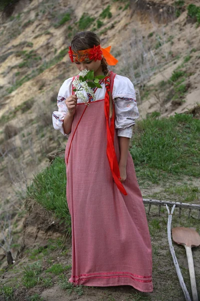 La adolescente en un vestido nacional cuesta en la costa fresca — Foto de Stock