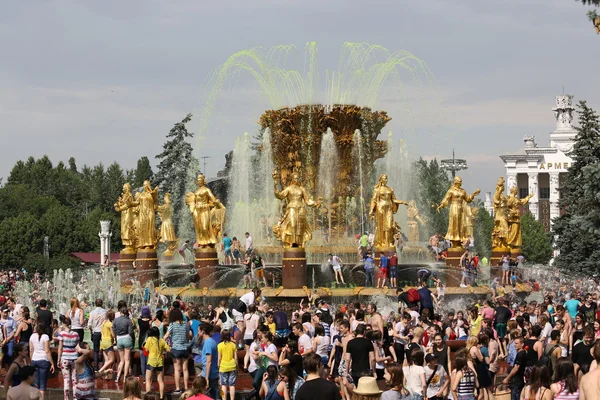 La fuente y las mujeres de oro —  Fotos de Stock