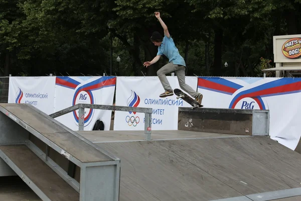 Mládež na skateboardu — Stock fotografie