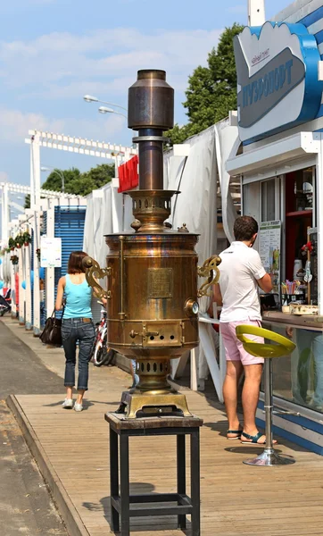 Samovar de 50 litros en la calle de la ciudad — Foto de Stock