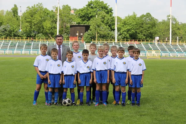 Equipo de fútbol de hombres jóvenes y entrenador — Foto de Stock