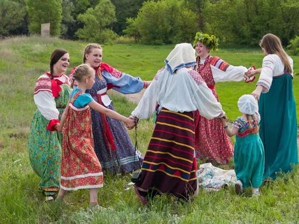 Rundzie taniec dziewcząt w rosyjskiej narodowej sukienki — Zdjęcie stockowe