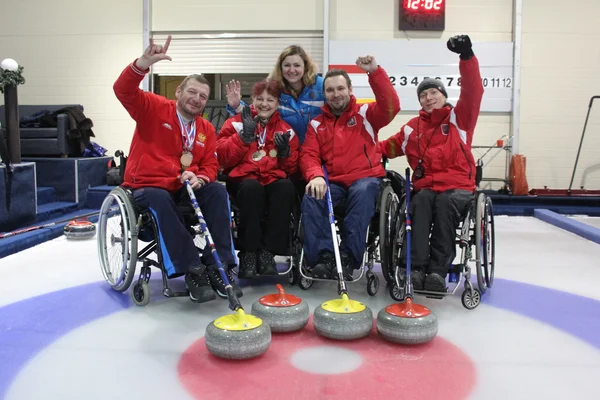 Equipe de jovens deficientes em jogo no curling — Fotografia de Stock