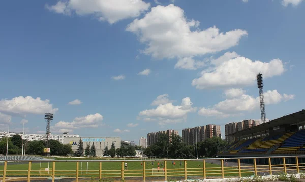 Campo de futebol e tribunos de estádio — Fotografia de Stock