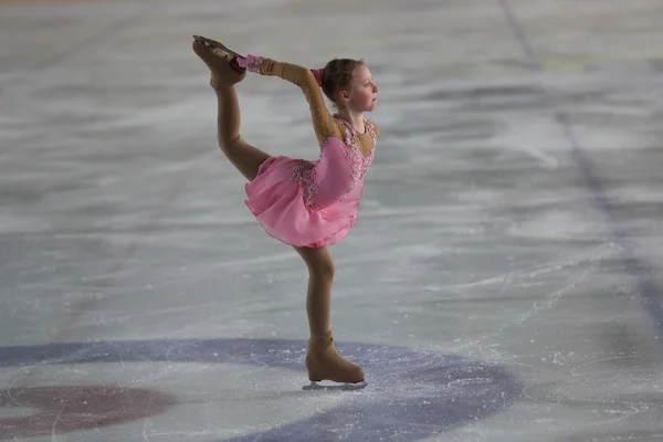 The girl who is carrying out elements of figure skating — Stock Photo, Image