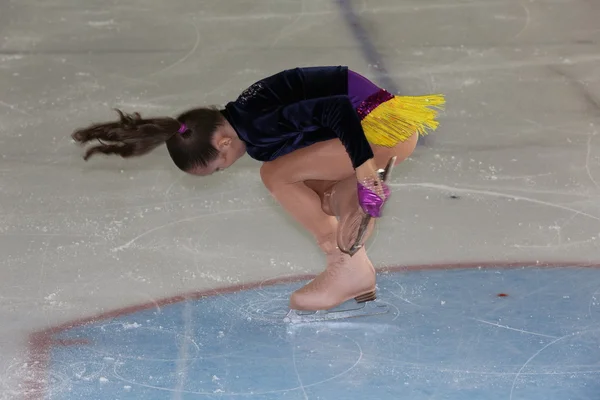 Artistik Patinaj öğeleri taşıyan kız