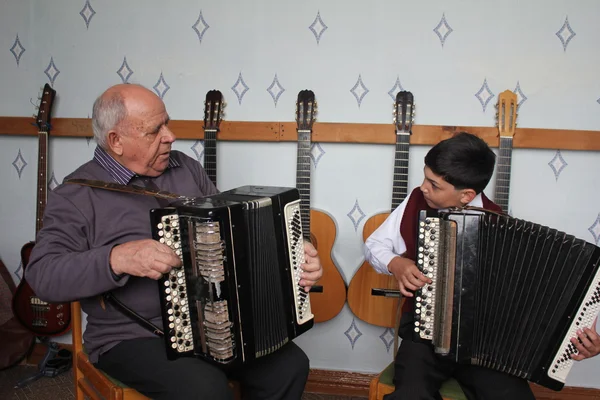 oyun bir bayan ile müzikal bir sınıftaki öğrenci öğretmen