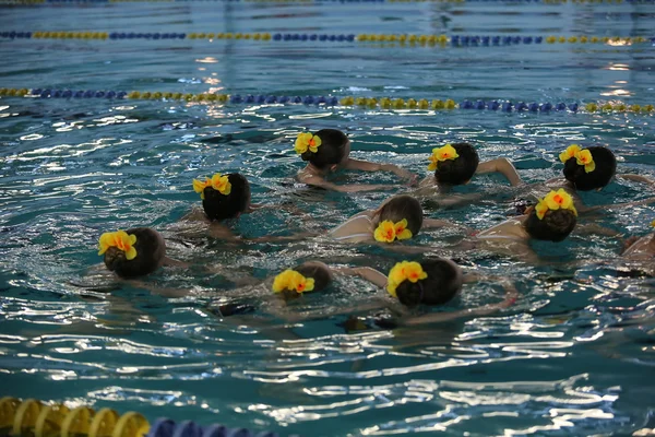 Natación sincronizada de chicas en la piscina —  Fotos de Stock