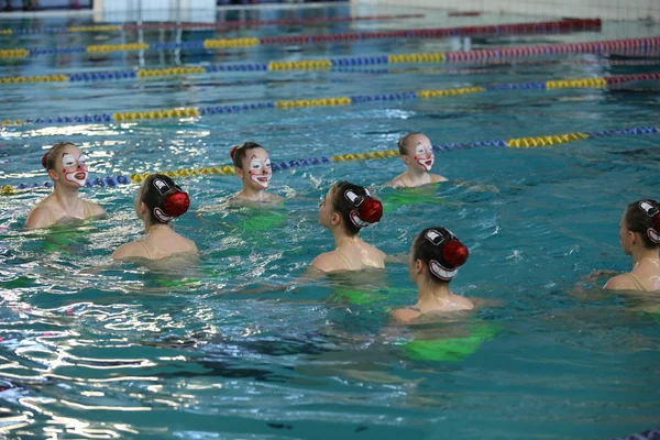 senkronize yüzme havuzunda kızların