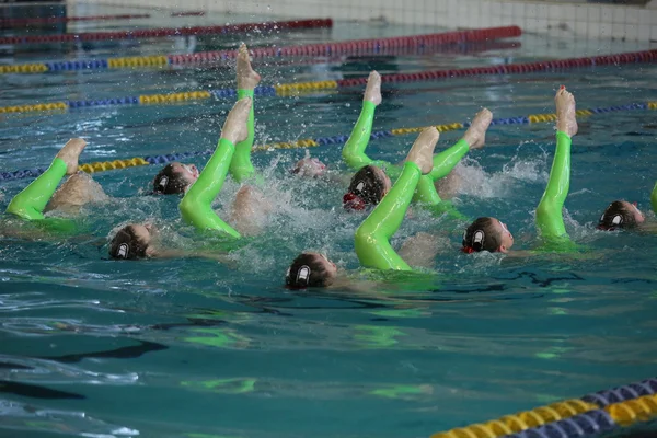 Synchronized swimming of girls in the pool — Stock Photo, Image