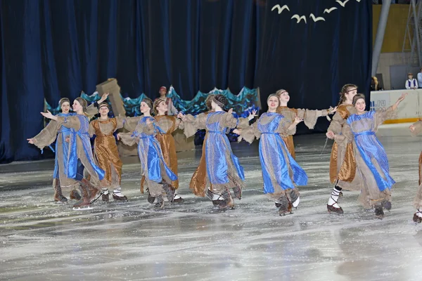 Pattinaggio artistico nell'arena di ghiaccio — Foto Stock