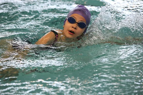 La ragazza che galleggia in piscina in stile crawl — Foto Stock