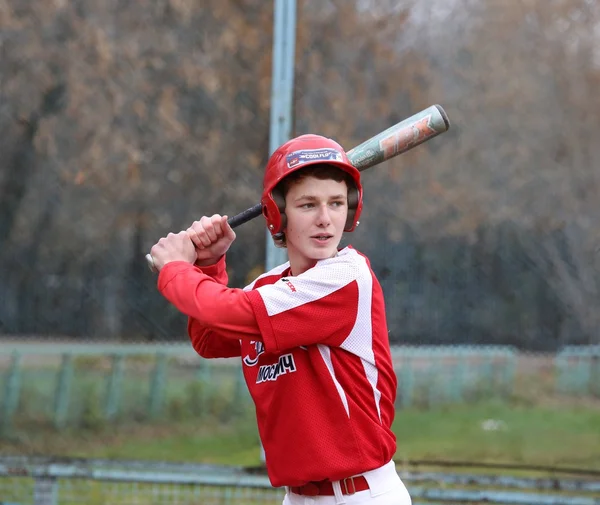 El jugador de béisbol con bate de béisbol en el estadio — Foto de Stock