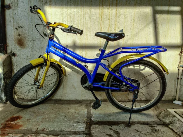 Stock Photo Blue Yellow Color Bicycle Parked House Wall Bright — Stock Photo, Image