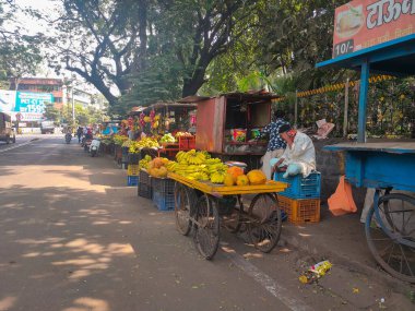 Kolhapur, Hindistan - 3 Aralık 2020; Hintli meyve satıcılarının veya satıcıların bahçe alanı dışında meyve satan stok fotoğrafı, araç sabahın erken saatlerinde Kolhapur şehrinde ilerliyor..