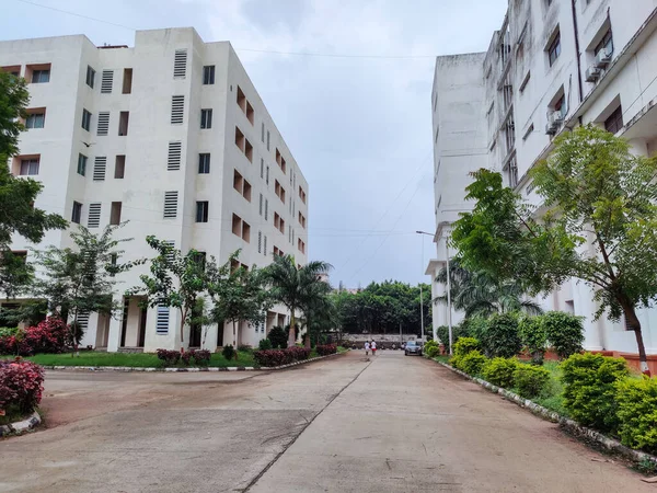 2021年9月27日インド カルナタカ州ガルバルガEsic病院と医療コラージュ施設のストックフォト 建物の外に駐車車両 建物の周りの低木や木 — ストック写真