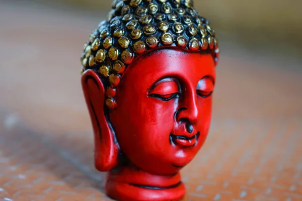 Foto Stock Hermosa Escultura Cara Color Rojo Estatua Lord Buddha — Foto de Stock