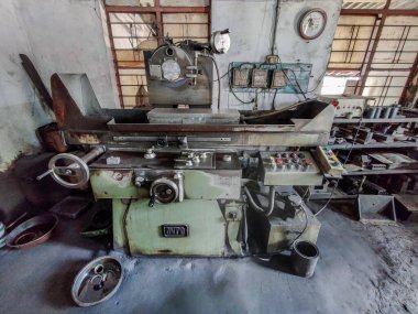 Kolhapur, Maharashtra, Hindistan - 26 Kasım 2021; Sanayi fabrikasının iç mimarisinin öğütücü yüzey makinesi, diğer ekipman ve objelerle çekilmiş fotoğrafı. Hindistan, MIDC Kolhapur 'da küçük bir atölye çalışması.