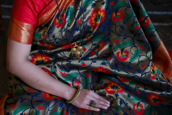 Indiase Vrouwen Dragen Prachtige Bloem Ontwerp Zijde Saree Met Lange — Stockfoto