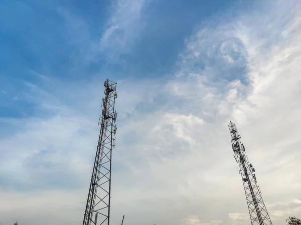 Stock Fotografie Dvou Komunikačních Vysílacích Věží Izolovaných Nad Modrou Oblohou — Stock fotografie