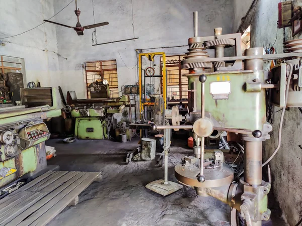 2021年11月26日 印度马哈拉施特拉邦 Kolhapur 工厂内部与磨床 其他设备和物体的库存照片 在印度Kolhapur Midc举办的小型讲习班 — 图库照片