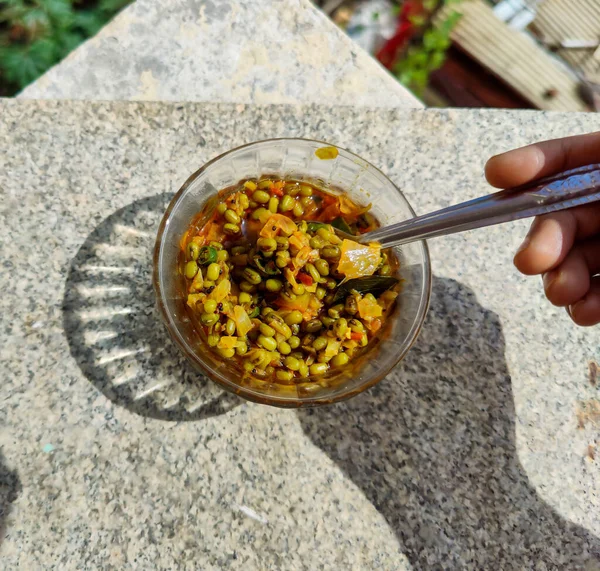 本物のおいしいインドの緑のグラムもやしカレー 緑のグラムもやし 玉ねぎ トマト 緑のチリとカレーの葉で作られた料理のストック写真 インドの明るい太陽の下で撮影された写真 — ストック写真