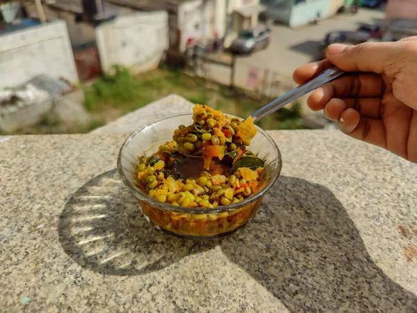 Foto Stock Autêntica Deliciosa Índia Verde Grama Brotos Curry Prato — Fotografia de Stock