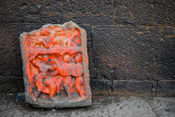 Фото Древней Разрушенной Археологической Скульптуры Изображающей Воинов Вырезавших Гранитный Камень — стоковое фото