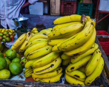 Kolhapur, Maharashtra, Hindistan 'da meyve pazarında satılık taze sarı olgun organik muzlar. Nesneye odaklan. Kimse yok..