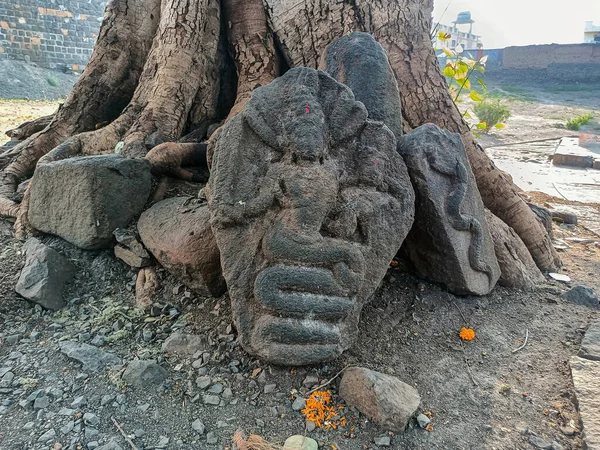 Fotografia Starożytnych Zrujnowane Rzeźba Archeologiczna Przedstawiająca Indyjskiego Boga Lub Węża — Zdjęcie stockowe