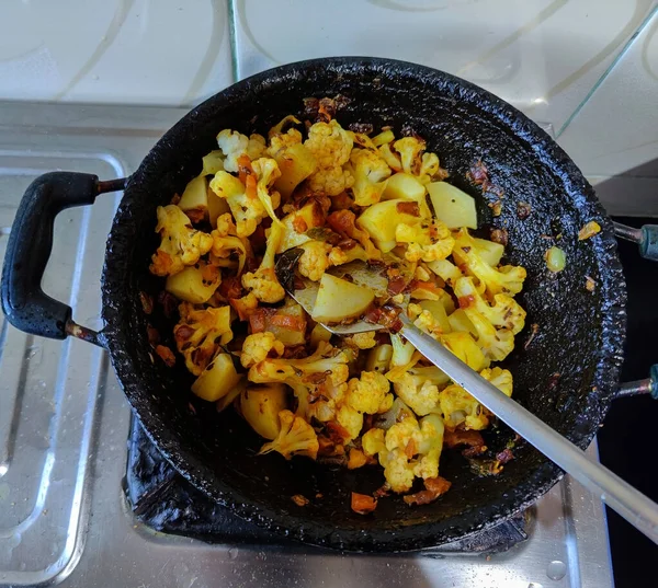 토마토 콜리플라워와 요리와 부엌에 가마솥에서 조리한다 — 스톡 사진