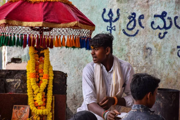 2019年12月22日 インドのヤッジル 白いシャツとスカーフを着たインド人男性のストックフォト ヒンドゥ教寺院地域で撮影された写真Mailar — ストック写真