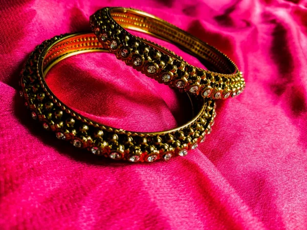 Archivfoto Von Traditionellen Indischen Gold Designer Armreifen Oder Armband Auf — Stockfoto