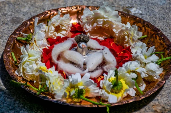 Shiva Yılanının Simgesi Olan Gümüş Bir Bıçak Taşının Resmi Şivlinga — Stok fotoğraf