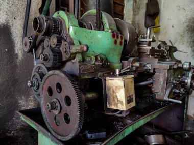 Kolhapur, Maharashtra, Hindistan - 26 Kasım 2021; Sanayi fabrikasının iç mimarisinin öğütücü yüzey makinesi, diğer ekipman ve objelerle çekilmiş fotoğrafı. Hindistan, MIDC Kolhapur 'da küçük bir atölye çalışması.