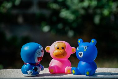  Kolhapur şehri Maharashtra Hindistan 'da parlak güneş ışığı altında üç sevimli oyuncaktan oluşan bir grup duvarda oturuyor..